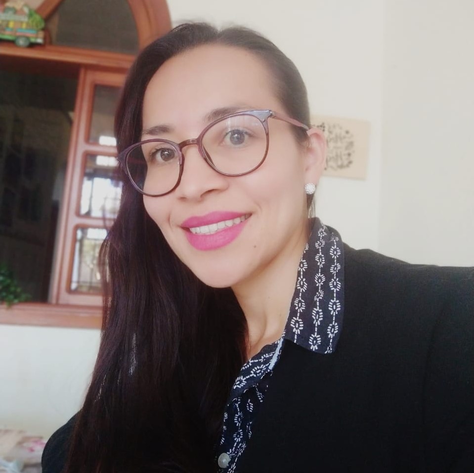la imagen puede contener a una mujer vestida de traje,de cabello largo,trae puestos unos lentes redondos.